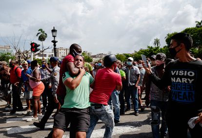 “Nos obligaban a gritar ¡Viva Fidel!”: los testimonios de los detenidos tras las protestas en Cuba 2 Un hombre es detenido con violencia durante una manifestación en Cuba, el pasado 11 de julio.