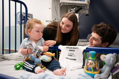 Novartis pide a la sanidad pública casi dos millones de euros por cada dosis de Zolgensma, medicamento contra la atrofia muscular espinal 2 Rosie-Mae Walton y Wes Powell con su hijo Marley que recibio este septiembre el tratamiento de Zolgensma.