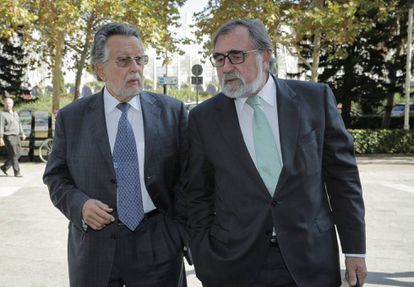Procesado el equipo de Rita Barberá por blanquear dinero para la campaña de 2015 2 Alfonso Grau, exvicealcalde de Valencia (a la derecha), llega a los juzgados con su abogado, en 2017.