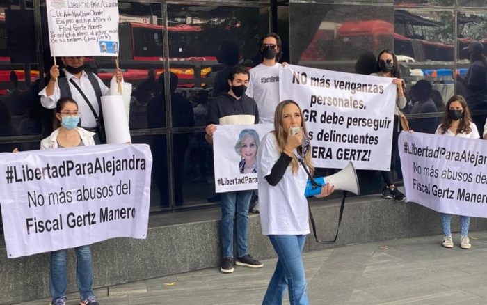 Protestan en la FGR y exigen liberación de Alejandra Cuevas, acusada de la muerte del hermano de Gertz Manero 1 Protestan en la FGR y exigen liberacion de Alejandra Cuevas
