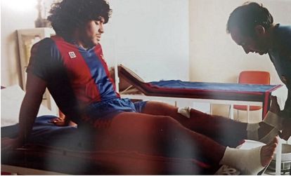 Recuerdos de mi primer ElClásico 11 El fisioterapeuta Jaume Langa atiende a la estrella culé Diego Armanda Maradona.