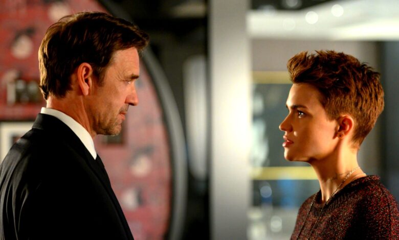 Ruby Rose alega que Dougray Scott abusó de mujeres en el set de Batwoman 1 Ruby Rose alega que Dougray Scott abusó de mujeres en el set de Batwoman