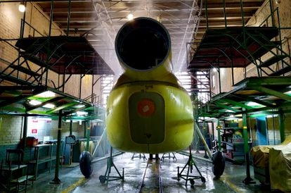 Rusia mira hacia América Latina para exportar sus helicópteros civiles y militares 2 Un helicóptero pasa una prueba contra la lluvia en la fábrica de Russian Helicopters en Ulán-Udé.