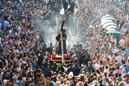 Sevilla retoma las procesiones con la salida del Señor del Gran Poder 2 Procesión de Jesús del Gran Poder, este sábado en Sevilla, a su paso por la calle Recaredo, camino del barrio de Los Pajaritos.