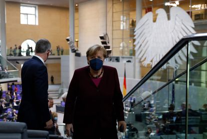 Un Bundestag más joven y diverso despide a Angela Merkel 2 Angela Merkel abandona la tribuna tras la elección de la nueva presidenta del Bundestag.