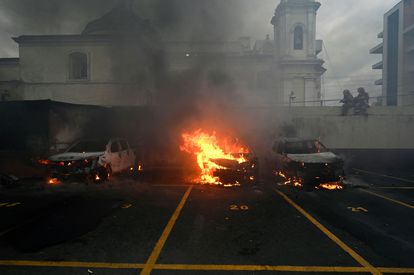 Un grupo de exmilitares entra a la fuerza en el Congreso de Guatemala 2 Algunos de los autos quemados en el estacionamiento del Congreso guatemalteco, este martes.