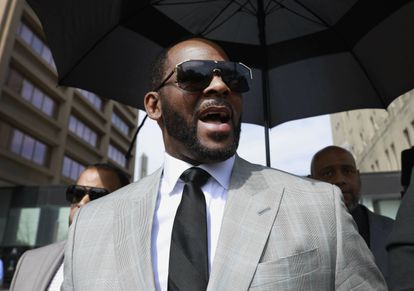 Un hito racial para el MeToo: las activistas negras que acabaron con décadas de impunidad de la estrella del ‘soul’ R. Kelly 2 R. Kelly a la salida de un juzgado de Chicago en 2019.