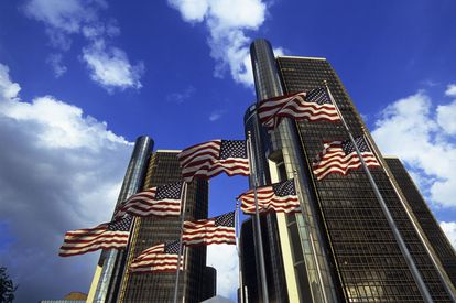 Una bancarrota y una pandemia después, Detroit vuelve a renacer 2 Banderas ondeando frente al Renaissance Center, un grupo de siete rascacielos interconectados en el Downtown Detroit.