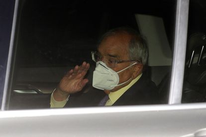 Una jueza argentina procesa a Martín Villa por cuatro homicidios policiales en los años setenta 2 El exministro del Interior Rodolfo Martín Villa a su salida, en septiembre de 2020, de la embajada argentina en Madrid, tras declarar ante la jueza María Servini.
