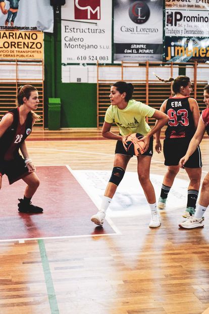 Vencer al ‘bullying’ gracias al baloncesto. La historia de una miss 2 Sofía del Prado durante un partido con su equipo de baloncesto de Villarrobledo (Albacete).