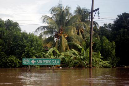Los desterrados del clima 3 Un letrero completamente sumergido en una carretera inundada por por la tormenta Iota, en La Lima, Honduras, el 19 de noviembre de 2020.