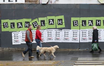 Greta Thunberg: “La COP26 es un fracaso” 4 La gente pasa junto a carteles colocados por activistas climáticos antes de una marcha de protesta por las calles de Glasgow, Escocia, el viernes 5 de noviembre de 2021.