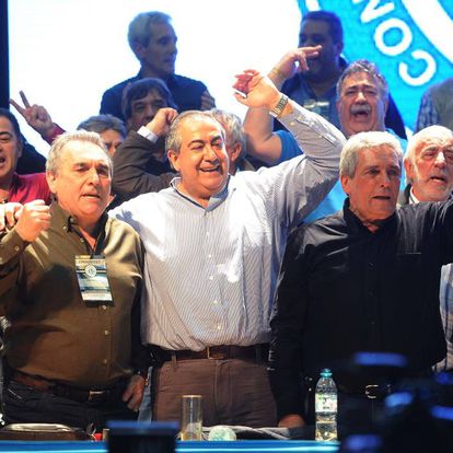 Elecciones en Argentina: quién es quién en el peronismo 6 Juan Carlos Schmid (izq), Héctor Daer y Carlos Acuña (dcha), los nuevos secretarios generales de la CGT de Argentina.