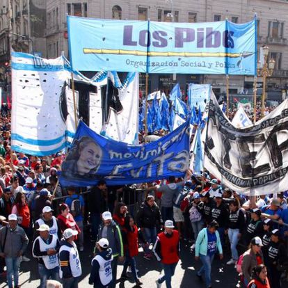 Elecciones en Argentina: quién es quién en el peronismo 7 Marcha de movimientos sociales frente al Congreso durante el debate de la ley de emergencia alimentaria.