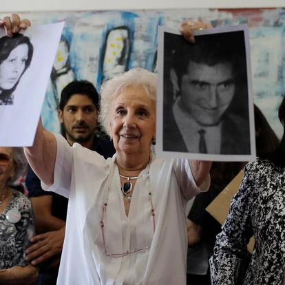 Elecciones en Argentina: quién es quién en el peronismo 8 President of the Grandmothers of Plaza de Mayo human rights group, Estela de Carlotto, holds pictures of Maria del Carmen Moyano y Carlos Poblete, both disappeared during Argentina dictatorship in Buenos Aires, Argentina, Thursday, Dec. 28, 2017. The human rights group announced they have found the daughter of the couple, who was taken by the regime after Moyano gave birth to Polete's daughter while being a prisoner during the last military dictatorship in Argentina. (AP Photo/Natacha Pisarenko)