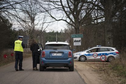 Del turismo a los militares: la vida en la frontera polaca 3 Control policial a la entrada de Nowe Masiewo.