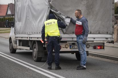 Del turismo a los militares: la vida en la frontera polaca 5 Control policial en la carretera entre las localidades de Hajnowka y Narewka.