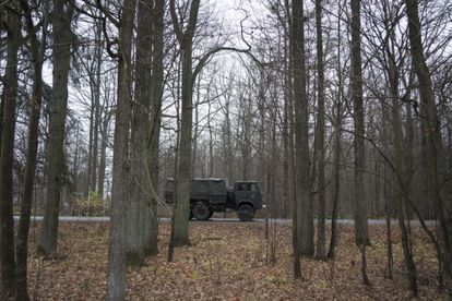 Del turismo a los militares: la vida en la frontera polaca 7 Un camión militar en la carretera que conecta Hajnowka y Bialowieza.