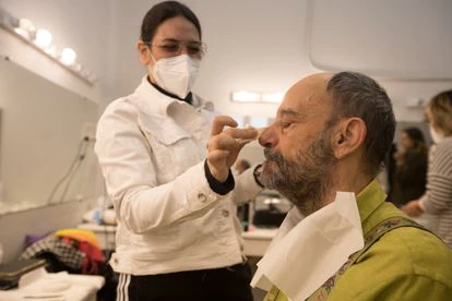 ‘Ilustres ignorantes’, el programa incombustible vuelve a casa 3 Javier Cansado, en la sala de maquillaje justo antes de comenzar la grabación de 'Ilustres ignorantes'.
