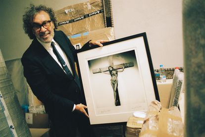 Tatxo Benet, el millonario de izquierdas que atesora una colección de arte prohibido 3 Benet sostiene una fotografía de Raquel Welch crucificada, de Terry O'Neill.
