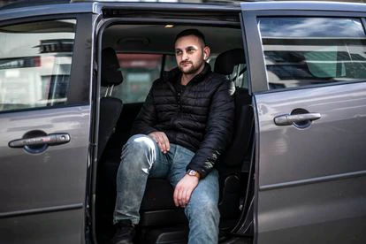 Polonia sí abre la puerta a sus vecinos 2 Uladzislau Prapushniak, en el vehículo que emplea como conductor de Uber, este sábado en Varsovia.