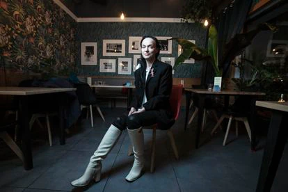 Polonia sí abre la puerta a sus vecinos 3 Natalia Stsepantsova, en una cafetería de la ciudad de Bialystok, en el noreste de Polonia, el pasado jueves.