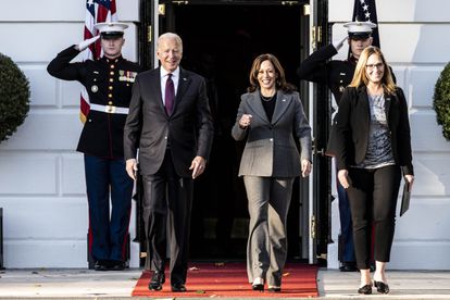 Las minorías conquistan mayorías en Estados Unidos 3 Kamala Harris, vicepresidenta de Estados Unidos, el lunes junto a Joe Biden, poco antes del acto de la firma de la ley de infraestructuras, que implica una inversión de 1'75 billones de dólares.