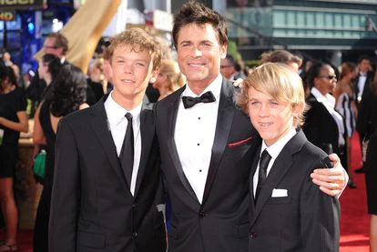 Rob Lowe, el eterno retorno de la estrella que superó el estigma de la belleza y el escándalo 6 El actor Rob Lowe con sus hijos Matthew Edward Lowe y John Owen Lowe en los premios Emmy de 2009, celebrados en Los Ángeles.