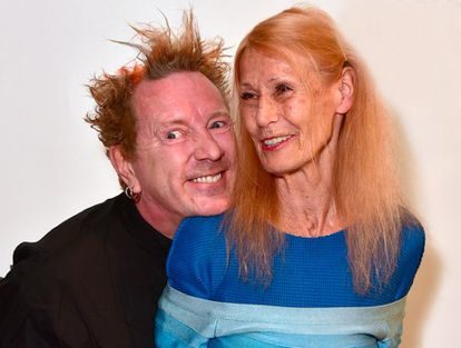 Cómo arruinar tu leyenda en 40 minutos: ocho ídolos del rock que acabaron en su propio ‘reality’ 3 Johnny Rotten (Sex Pistols) con su esposa Nora en la última aparición pública conjunta de ambos, en 2017.