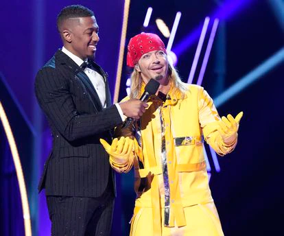 Cómo arruinar tu leyenda en 40 minutos: ocho ídolos del rock que acabaron en su propio ‘reality’ 5 El presentador de la edición estadounidense de 'Mask singer', Nick Cannon, entrevista a Bret Michaels tras descubrirse que él era una de las estrellas ocultas bajo el disfraz.