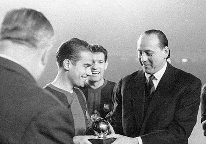Alexia Putellas, una gran compañera de viaje 2 Luis Suárez recibe el Balón de Oro en 1960.