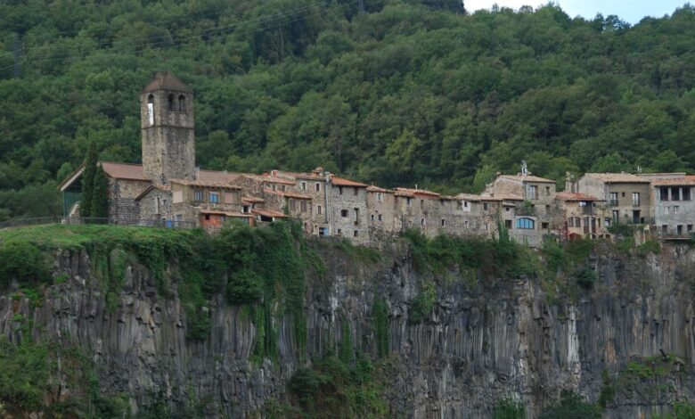 Castellfollit de la Roca, el pueblo de Girona al borde de un precipicio que debes visitar 1 Castellfollit de la Roca el pueblo de Girona al borde