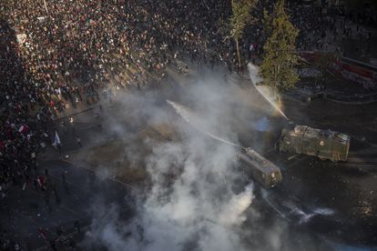 Chile elige presidente sobre los escombros de las revueltas sociales 2 La policía dirige cañones de agua a los manifestantes durante una protesta en Santiago el 1 de noviembre de 2019.