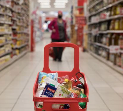 Comer se pone por las nubes 2 Cesta de la compra con productos básicos en un supermercado de Madrid.