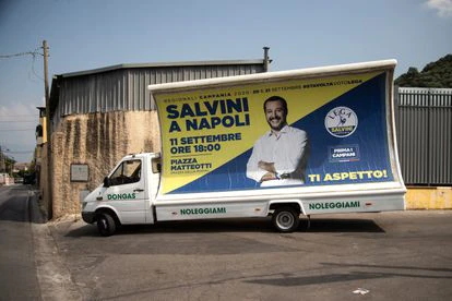 Cuanto más odio, más viral: por qué Twitter se ha llenado de saña en pleno auge de la ultraderecha 2 Una camioneta atraviesa Gragnano, Italia, con un cartel electoral del ultraderechista Matteo Salvini en 2020.