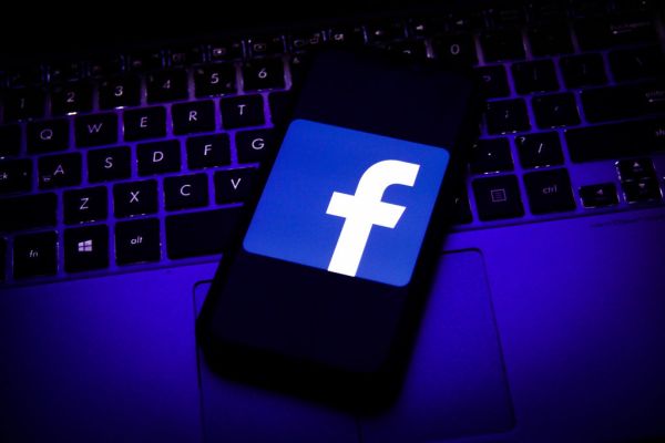 El exjefe de la aplicación de Facebook Fidji Simo defiende a la empresa tras el testimonio de un denunciante