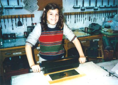 En el taller de mi abuelo 2 Samanta Schweblin en el taller de su abuelo, Alfredo de Vincenzo, en una imagen sin datar.