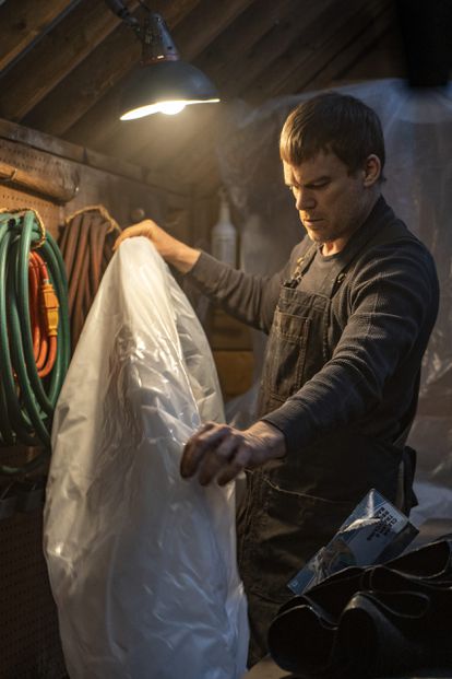 Esta noche es la noche en la que Dexter Morgan vuelve a asesinar 2 Dexter Morgan saca de nuevo sus herramientas de trabajo en la ficticia Iron Lake.