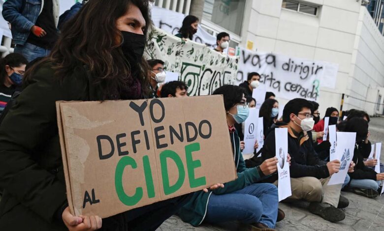 Estudiantes del CIDE toman instalaciones; protestan por designación de Romero Tellaeche como director