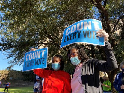 La Administración Biden demanda a Texas por las restricciones del voto 2 Una mujer y su nieta piden en Houston que se cuente cada voto en las pasadas elecciones de 2020.