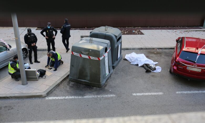 La Policía abate a tiros a un hombre que amenazaba a los viandantes en Madrid: “¡Hay un hombre con un cuchillo en la puerta!” 1 La Policia abate a tiros a un hombre que amenazaba
