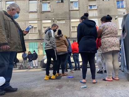 La Policía abate a tiros a un hombre que amenazaba a los viandantes en Madrid: “¡Hay un hombre con un cuchillo en la puerta!” 2 Varios vecinos sobre el lugar en el que ha sido abatido un hombre en Villaverde este viernes.