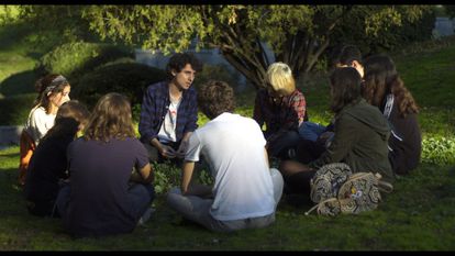 La angustia juvenil española en 10 películas 2 Adolescentes de 'Quién lo impide' (2021), dirigida por Jonás Trueba.
