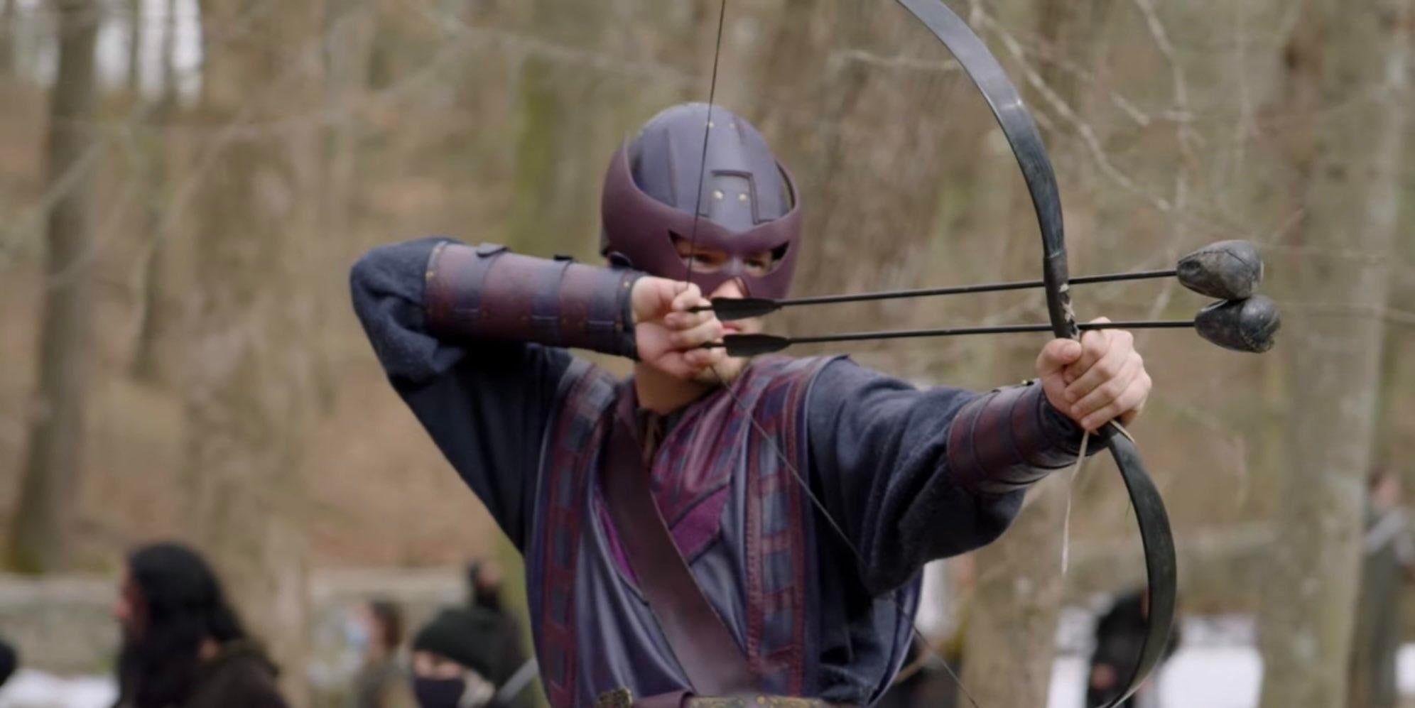 La nueva promoción de Hawkeye revela el disfraz clásico del personaje de LARPer 1 La nueva promocion de Hawkeye revela el disfraz clasico del