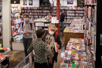 Las editoriales publican más libros de hombres, pero los de mujeres se venden mejor 2 Librería Central de la calle Mallorca de Barcelona.
