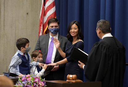 Las minorías conquistan mayorías en Estados Unidos 1 Rodeada por su familia, Michelle Wu jura su cargo como alcaldesa de Boston el pasado martes 16 de noviembre.