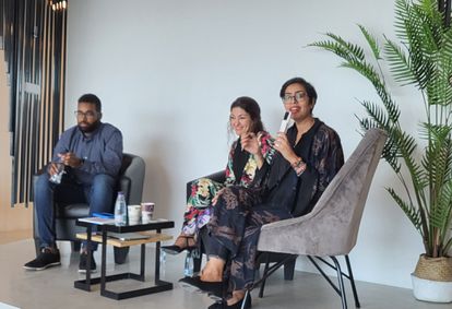 Las saudíes luchan por abrirse paso en la sociedad 2 La emprendedora social, Sheikha Aldosary (a la derecha, con el micrófono) presenta a sus invitados en uno de los seminarios que organiza.