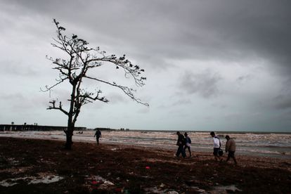 Los desterrados del clima 2 Residentes abandonan sus casas luego del paso del huracán Iota, en Puerto Cabezas, Nicaragua 17 de noviembre de 2020.