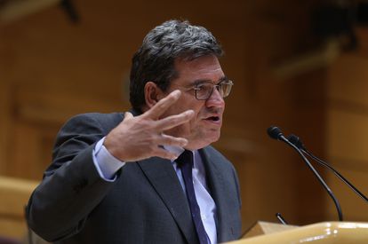 Los empresarios recelan de la propuesta del Gobierno para subir cotizaciones con el fin de rellenar la hucha de las pensiones 2 El ministro de Seguridad Social, José Luis Escrivá, durante la sesión de control al Gobierno en el pleno del Senado, este martes en Madrid.