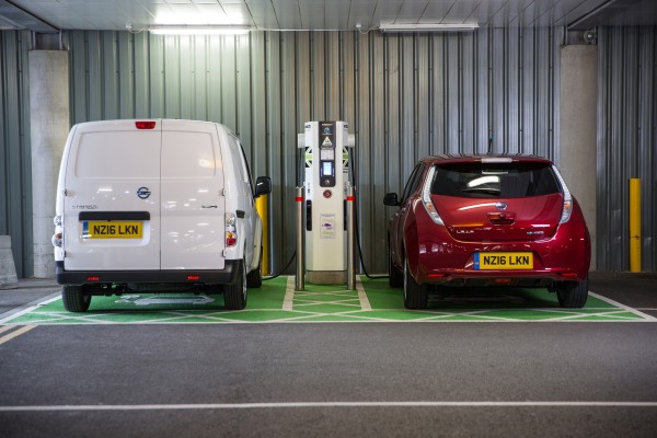 Nissan dice que los cargadores de vehículos eléctricos superarán en número a las estaciones de servicio en el Reino Unido para 2020